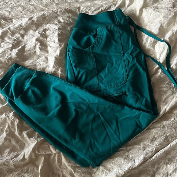 Bundle of scrub pants - Picture 4 of 4